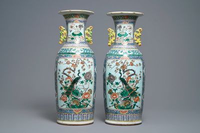 Une paire de vases en porcelaine de Chine famille rose, 19ème