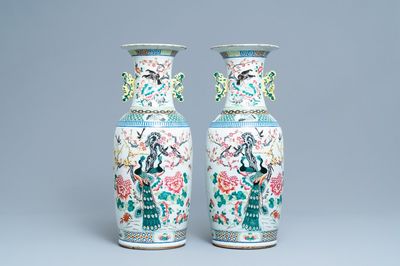 Une paire de vases en porcelaine de Chine famille rose, 19ème