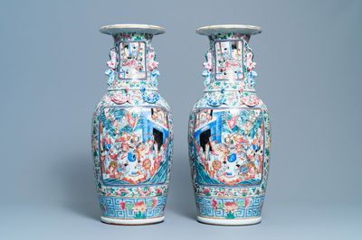 Une paire de vases en porcelaine de Chine famille rose, 19ème