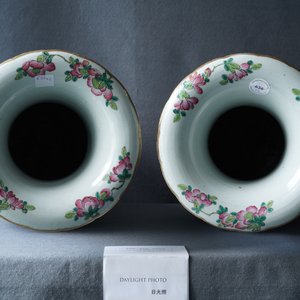 Une paire de vases en porcelaine de Chine famille rose, 19ème — photo 13