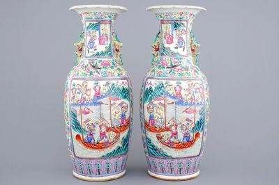 Une paire de vases en porcelaine de Chine famille rose, 19ème