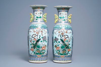 Une paire de vases en porcelaine de Chine famille rose, 19ème
