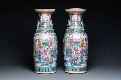 Une paire de vases en porcelaine de Chine famille rose, 19ème