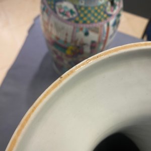 Une paire de vases en porcelaine de Chine famille rose, 19ème — photo 9
