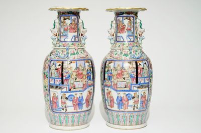 Une paire de vases en porcelaine de Chine famille rose, 19ème
