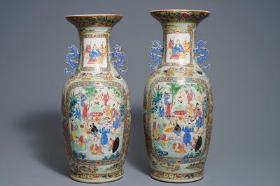 Une paire de vases en porcelaine de Chine famille rose, 19ème