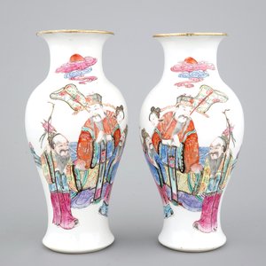 Une paire de vases en porcelaine de Chine famille rose, 19ème — photo 1