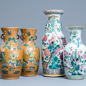 Une paire de vases en porcelaine de Chine famille rose à décor appliqué et deux à décor de phénix, 19ème — photo 1