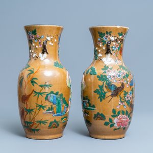 Une paire de vases en porcelaine de Chine famille rose à décor appliqué et deux à décor de phénix, 19ème — photo 11
