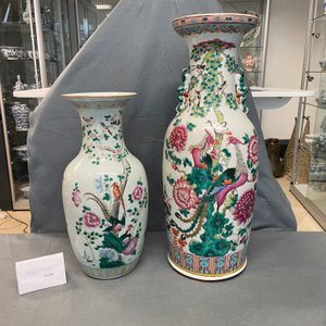Une paire de vases en porcelaine de Chine famille rose à décor appliqué et deux à décor de phénix, 19ème — photo 15