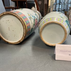 Une paire de vases en porcelaine de Chine famille rose à décor appliqué et deux à décor de phénix, 19ème — photo 20