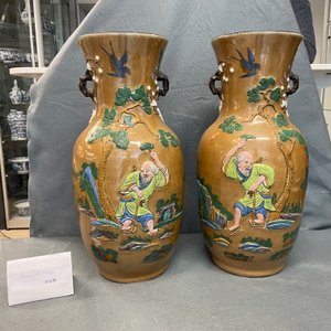 Une paire de vases en porcelaine de Chine famille rose à décor appliqué et deux à décor de phénix, 19ème — photo 24