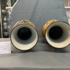 Une paire de vases en porcelaine de Chine famille rose à décor appliqué et deux à décor de phénix, 19ème — photo 26