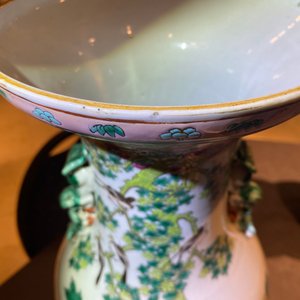 Une paire de vases en porcelaine de Chine famille rose à décor appliqué et deux à décor de phénix, 19ème — photo 31