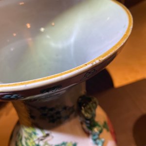 Une paire de vases en porcelaine de Chine famille rose à décor appliqué et deux à décor de phénix, 19ème — photo 32