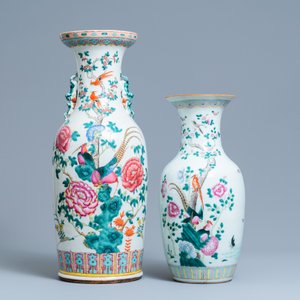 Une paire de vases en porcelaine de Chine famille rose à décor appliqué et deux à décor de phénix, 19ème — photo 4