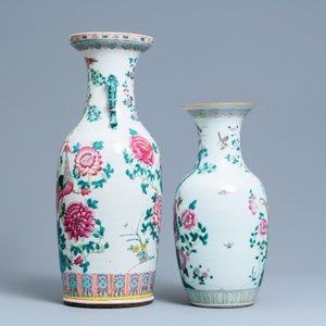 Une paire de vases en porcelaine de Chine famille rose à décor appliqué et deux à décor de phénix, 19ème — photo 5