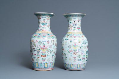 Une paire de vases en porcelaine de Chine famille rose à décor d'antiquités, 19ème