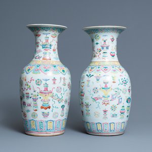 Une paire de vases en porcelaine de Chine famille rose à décor d'antiquités, 19ème — photo 1