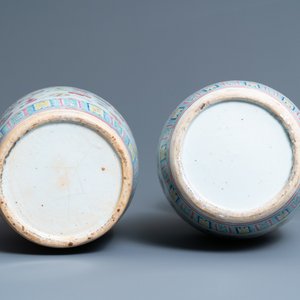 Une paire de vases en porcelaine de Chine famille rose à décor d'antiquités, 19ème — photo 6