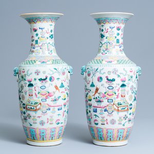 Une paire de vases en porcelaine de Chine famille rose à décor d'antiquités, 19ème — photo 1