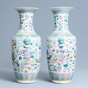 Une paire de vases en porcelaine de Chine famille rose à décor d'antiquités, 19ème — photo 2