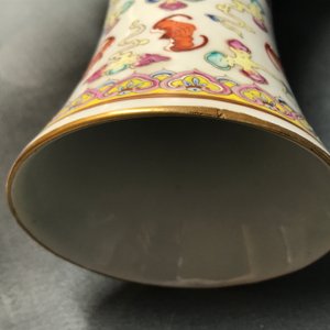 Une paire de vases en porcelaine de Chine famille rose à décor de '100 chauve-souris', marque et époque de Guangxu — photo 13
