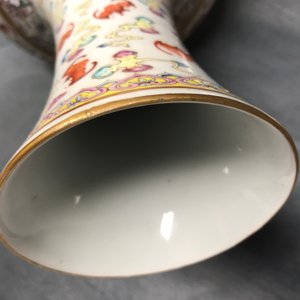Une paire de vases en porcelaine de Chine famille rose à décor de '100 chauve-souris', marque et époque de Guangxu — photo 14