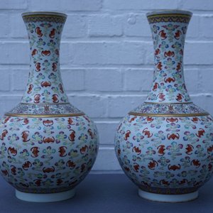 Une paire de vases en porcelaine de Chine famille rose à décor de '100 chauve-souris', marque et époque de Guangxu — photo 18