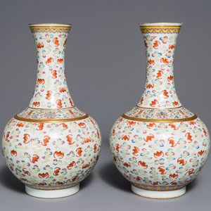 Une paire de vases en porcelaine de Chine famille rose à décor de '100 chauve-souris', marque et époque de Guangxu — photo 2
