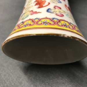 Une paire de vases en porcelaine de Chine famille rose à décor de '100 chauve-souris', marque et époque de Guangxu — photo 8