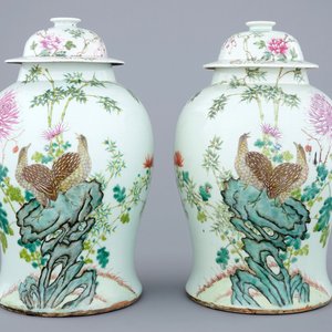 Une paire de vases en porcelaine de Chine famille rose à décor de cailles, 19ème — photo 1