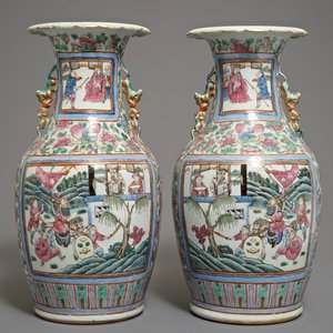 Une paire de vases en porcelaine de Chine famille rose à décor de cavaliers, 19ème — photo 1