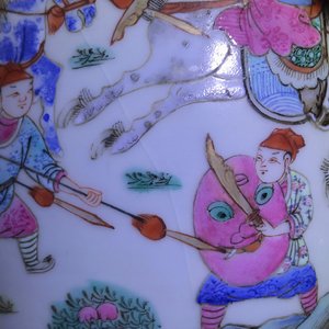 Une paire de vases en porcelaine de Chine famille rose à décor de cavaliers, 19ème — photo 16