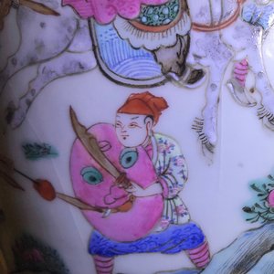 Une paire de vases en porcelaine de Chine famille rose à décor de cavaliers, 19ème — photo 18