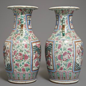 Une paire de vases en porcelaine de Chine famille rose à décor de cavaliers, 19ème — photo 2