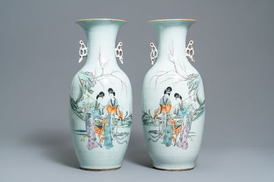 Une paire de vases en porcelaine de Chine famille rose à décor de dames dans un jardin, 19/20ème