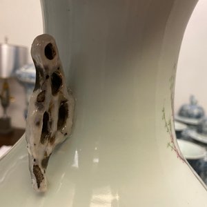 Une paire de vases en porcelaine de Chine famille rose à décor de dames dans un jardin, 19/20ème — photo 11