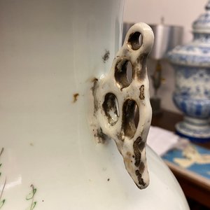 Une paire de vases en porcelaine de Chine famille rose à décor de dames dans un jardin, 19/20ème — photo 8