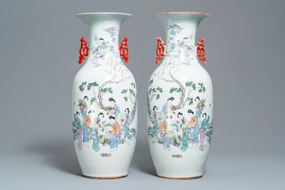 Une paire de vases en porcelaine de Chine famille rose à décor de dames dans un jardin, 19/20ème