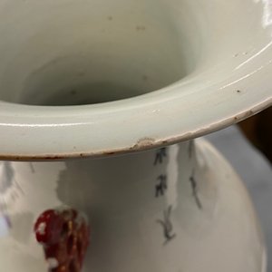 Une paire de vases en porcelaine de Chine famille rose à décor de dames dans un jardin, 19/20ème — photo 11