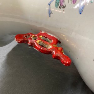 Une paire de vases en porcelaine de Chine famille rose à décor de dames dans un jardin, 19/20ème — photo 9