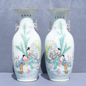 Une paire de vases en porcelaine de Chine famille rose à décor de dames dans un jardin, 19/20ème — photo 7