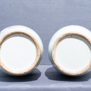 Une paire de vases en porcelaine de Chine famille rose à décor de dames dans un jardin, 19/20ème — photo 9