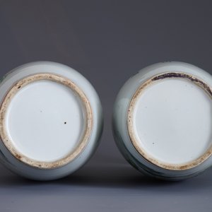 Une paire de vases en porcelaine de Chine famille rose à décor de dames dans un jardin, 19/20ème — photo 11
