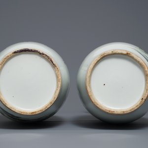 Une paire de vases en porcelaine de Chine famille rose à décor de dames dans un jardin, 19/20ème — photo 6