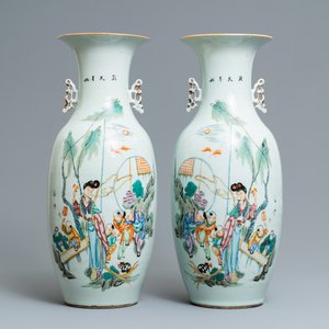 Une paire de vases en porcelaine de Chine famille rose à décor de dames et garçons dans un jardin, 19/20ème — photo 1