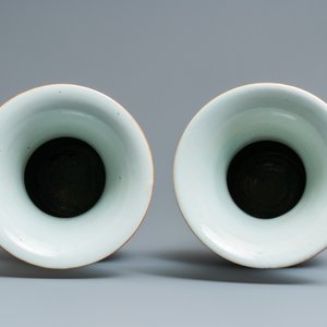 Une paire de vases en porcelaine de Chine famille rose à décor de dames et garçons dans un jardin, 19/20ème — photo 5