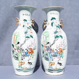 Une paire de vases en porcelaine de Chine famille rose à décor de dames et garçons dans un jardin, 19/20ème — photo 10