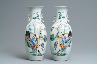 Une paire de vases en porcelaine de Chine famille rose à décor de dames et garçons dans un jardin, 19/20ème